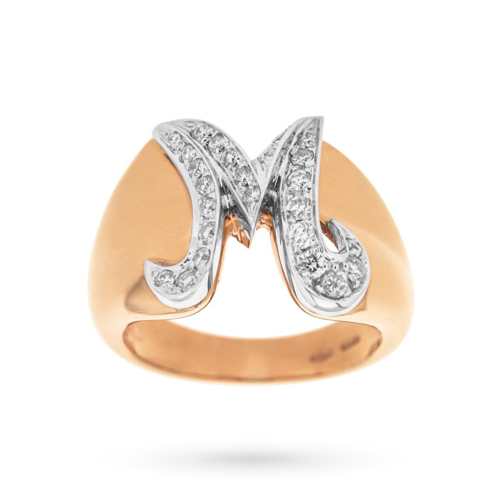 18kt rose gold chevalier ring with M letter and diamonds - ORO TREND