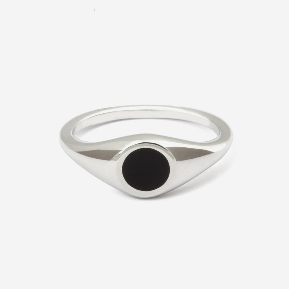 Round black enamel chevalier with shiny silver little finger Nove25 - NOVE25