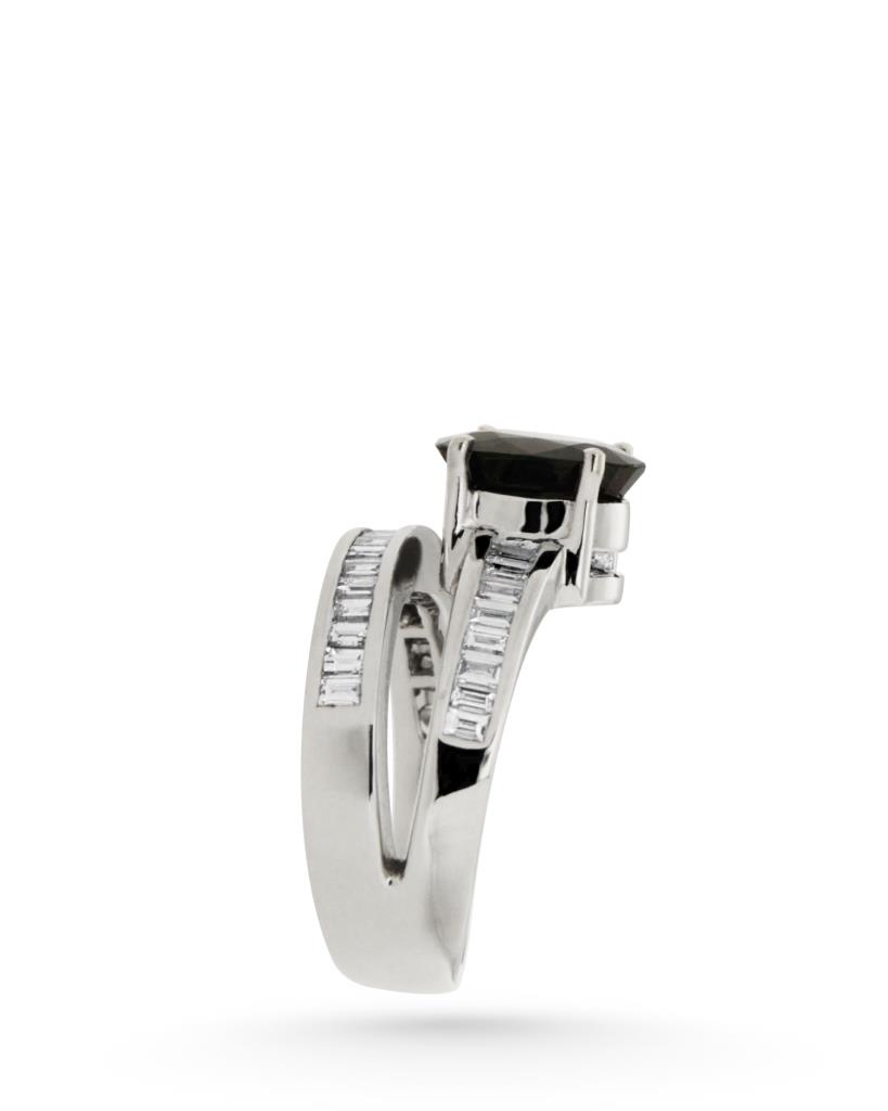  Anello in Oro Bianco con Zaffiro Blu Ovale e Diamanti Baguette - CICALA