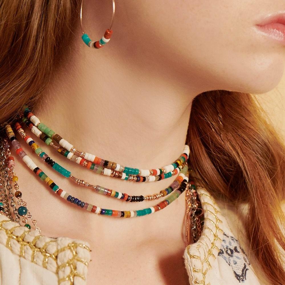 Collana con pietre multicolor indossata da modella