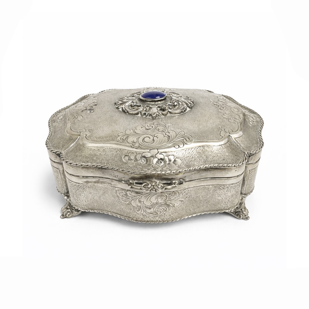 Antico portagioie in argento 800 inciso con intarsio di lapislazzuli