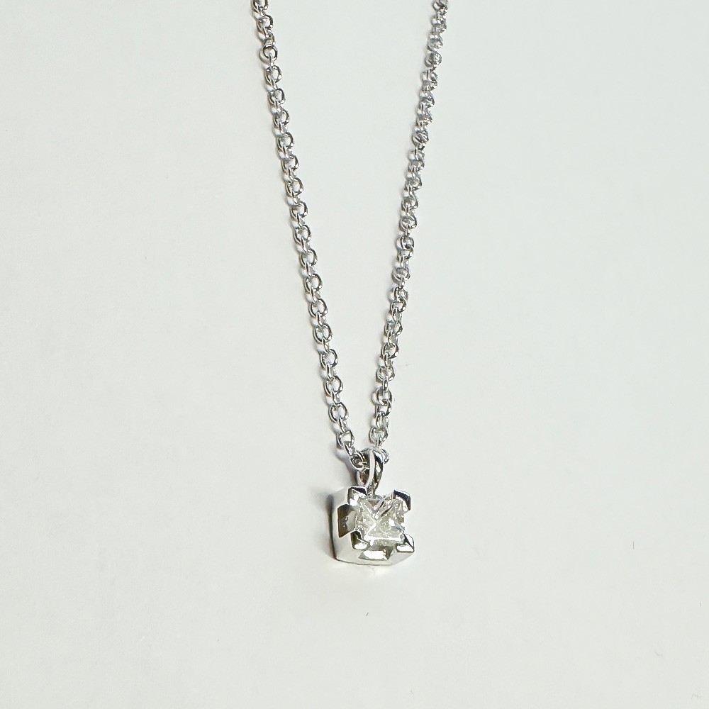 Collana con diamante solitario taglio princess