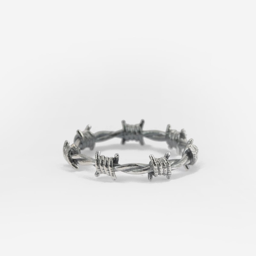 Anello in argento con filo spinato