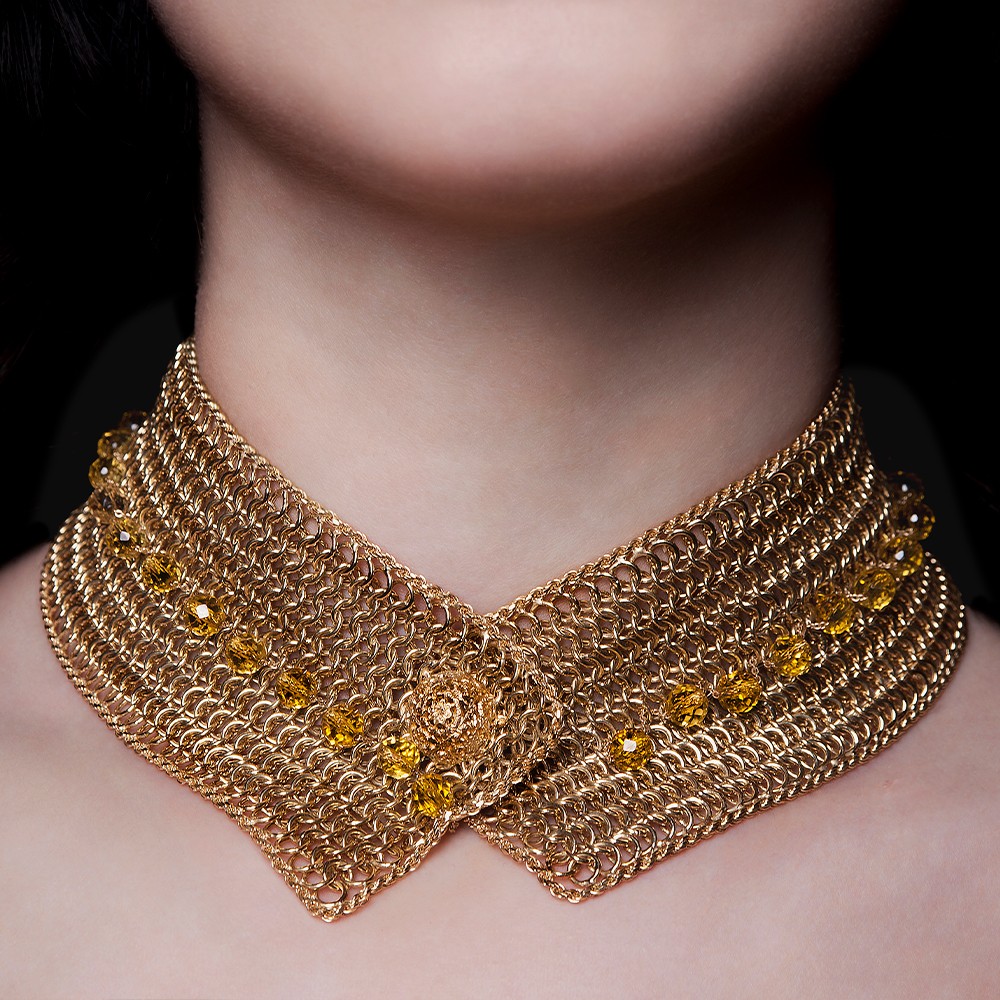 Girocollo tessuto con fili ed anelli d