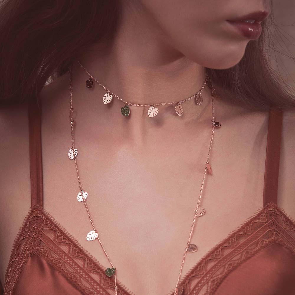 Ragazza che indossa una collana con foglie