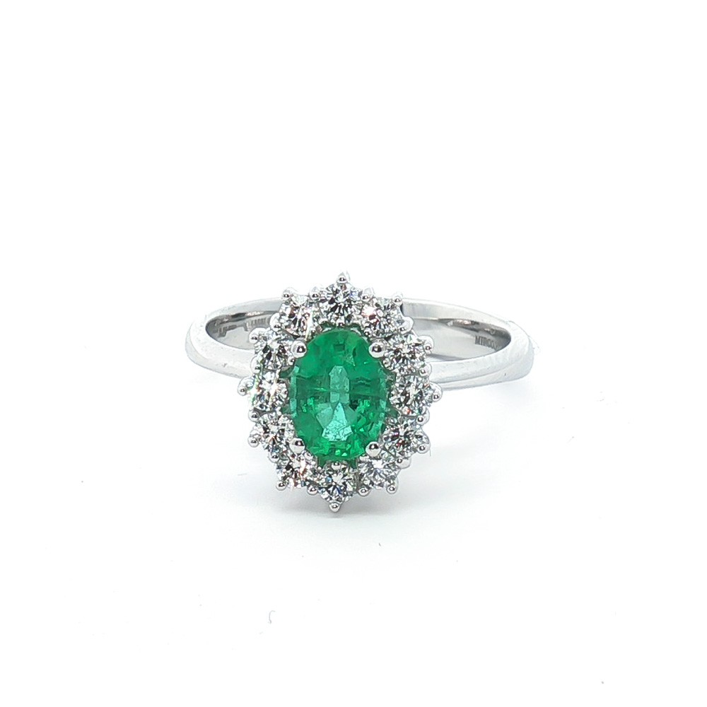 Anello con smeraldo ovale e diamanti taglio brillante in oro bianco.