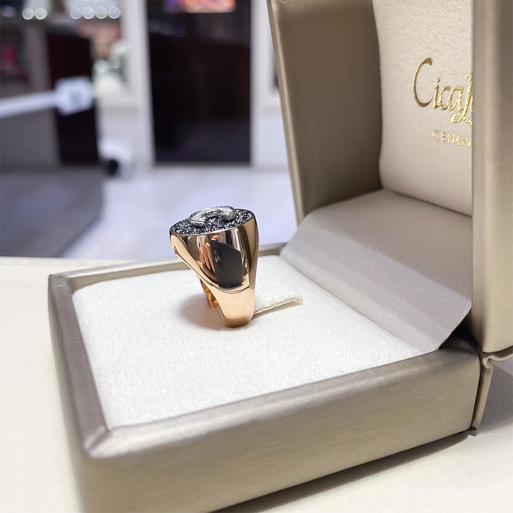  Anello chevalier lettera C diamanti bianchi 0,065ct neri 0,37ct - CICALA