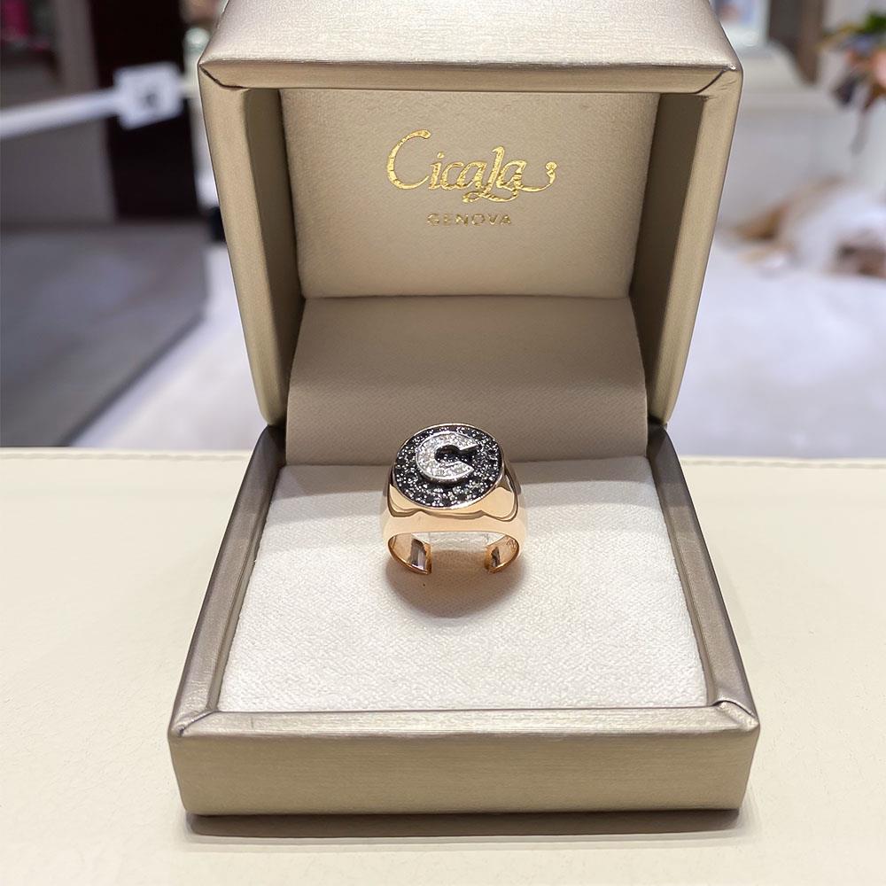  Anello chevalier lettera C diamanti bianchi 0,065ct neri 0,37ct - CICALA