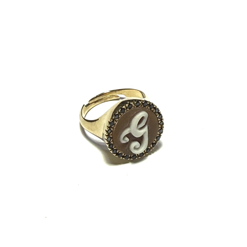 Anello Cameo Italiano chevalier in argento dorato con cammeo lettera g