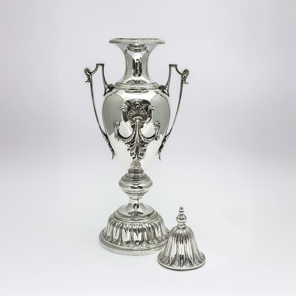 Grande anfora in argento 800 con coperchio e decori - 