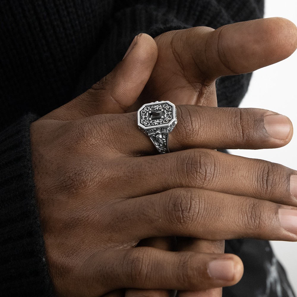 Anello chevalier Nove25 ottagono decorato Clyde argento e pietra nera - NOVE25
