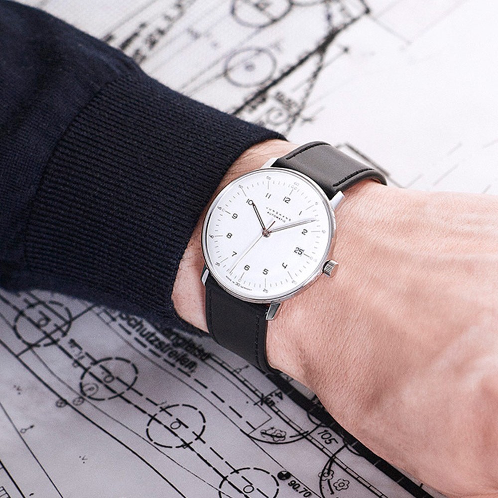 Dettaglio del quadrante argentato del Junghans max bill Automatic con numeri arabi e finestra data.