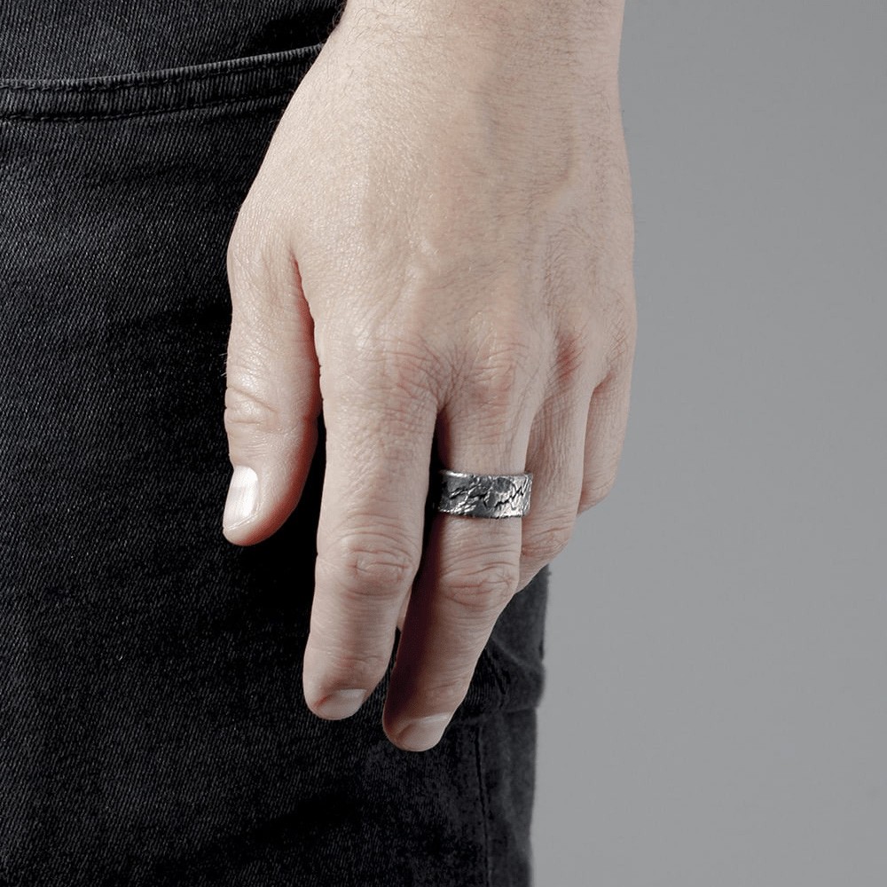 Anello fascia materic argento brunito Nove25 - NOVE25