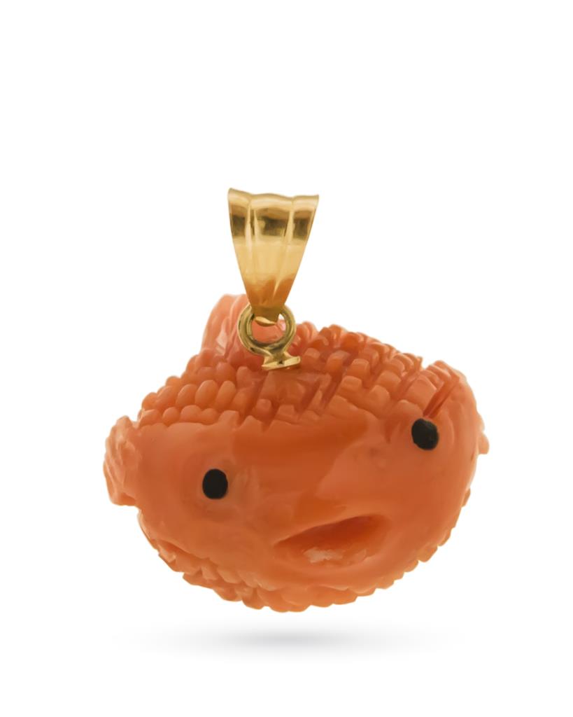 Ciondolo con pesce palla grande in corallo rosa inciso e oro giallo - LUSSO ITALIANO
