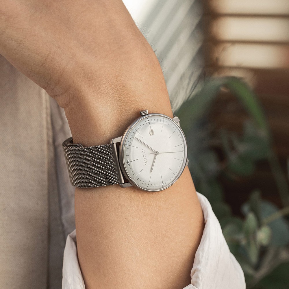 Dettaglio del quadrante solare grigio del Junghans max bill MEGA Solar con punti luminosi ecologici.