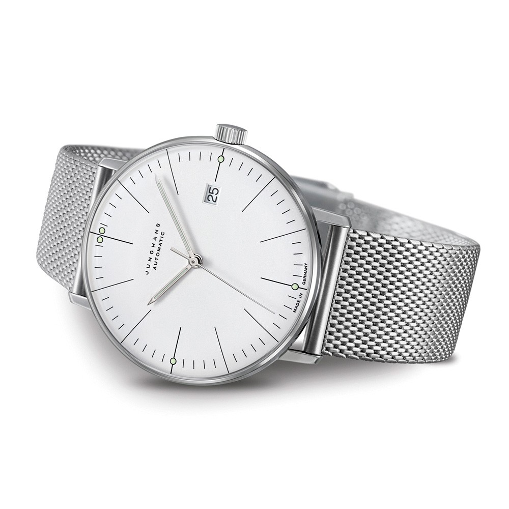 Dettaglio del datario del Junghans max bill Automatic con quadrante argento e vetro zaffiro curvo.