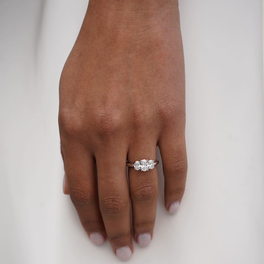  Anello trilogy con diamanti ovali per 2,4 Carati totali Lab-Grown - AMA