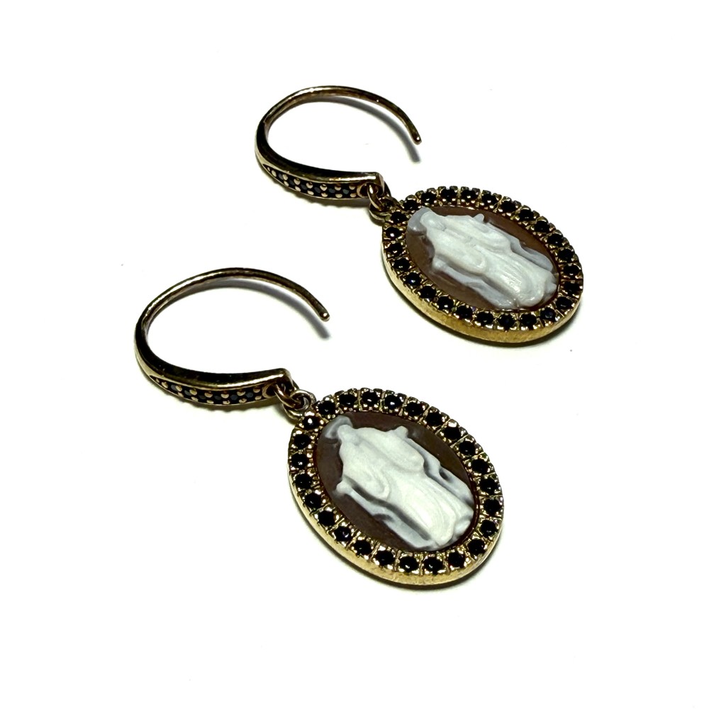 Gold-plated silver earrings with Madonna cameo and hook - CAMEO ITALIANO