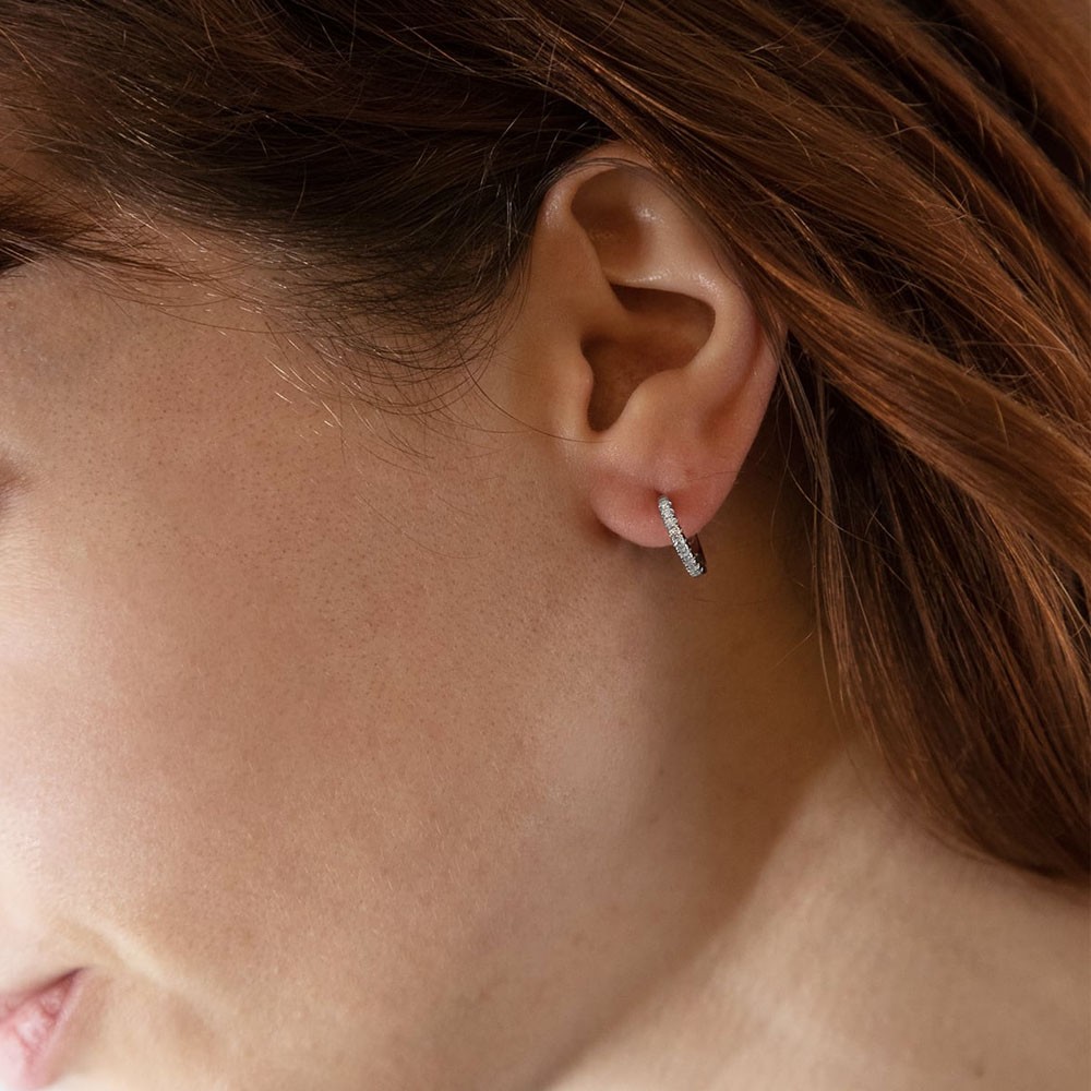 Orecchino singolo cerchio scatto met&agrave; zirconia argento rodio Nove25 - NOVE25