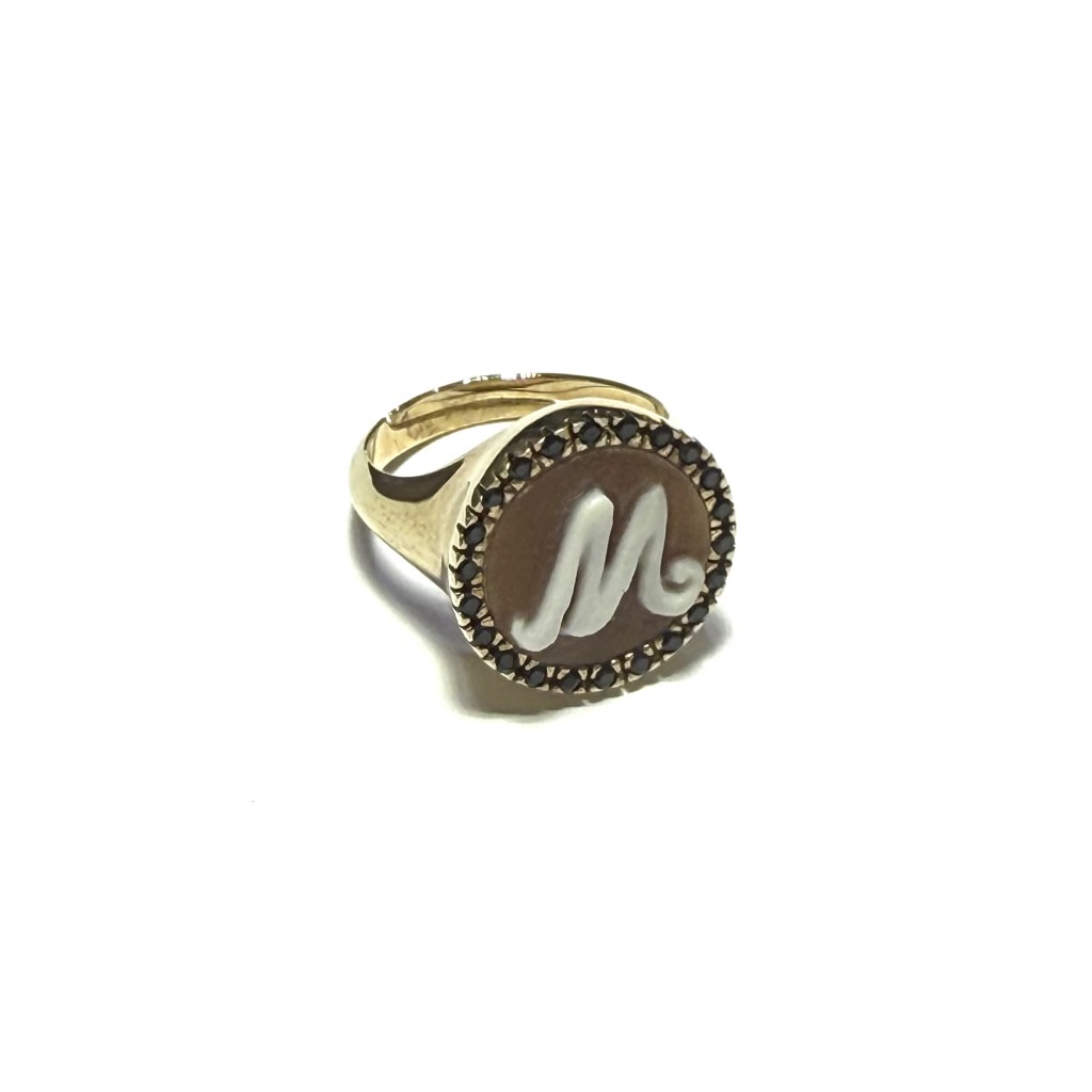 Anello Cameo Italiano chevalier in argento dorato con cammeo lettera m