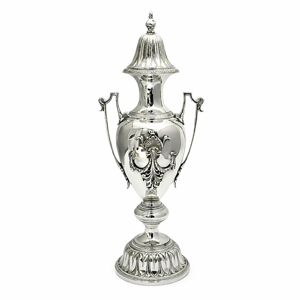 Grande anfora in argento 800 con coperchio e decori - 