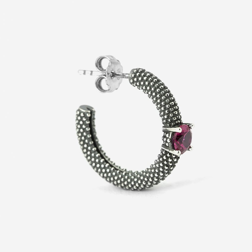 Orecchino a cerchio in argento con pietra rossa