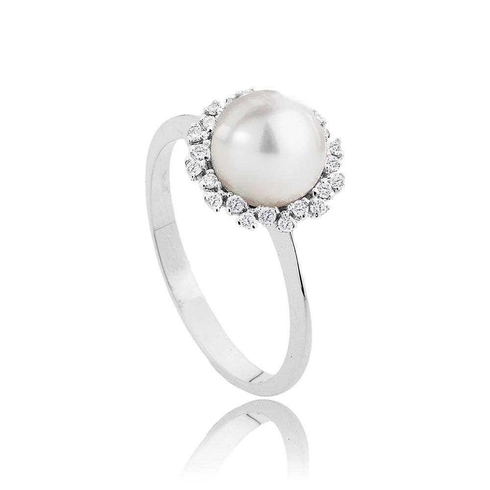 Anello in oro con perla bianca e contorno di diamanti