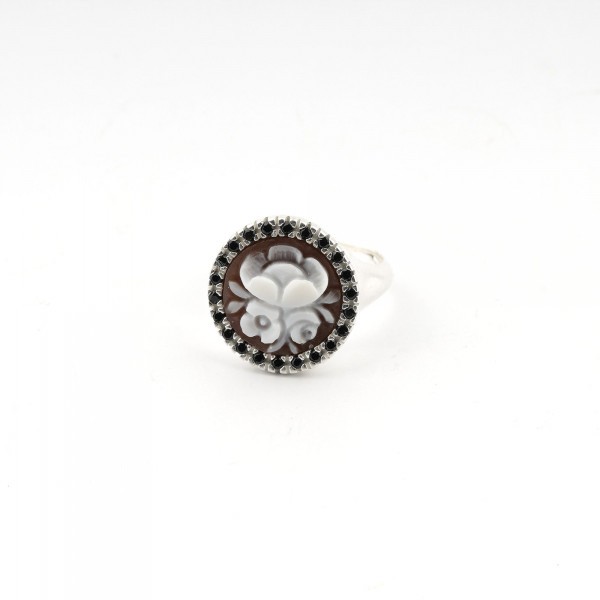 Anello chevalier in argento con cammeo fiore e brillantini neri
