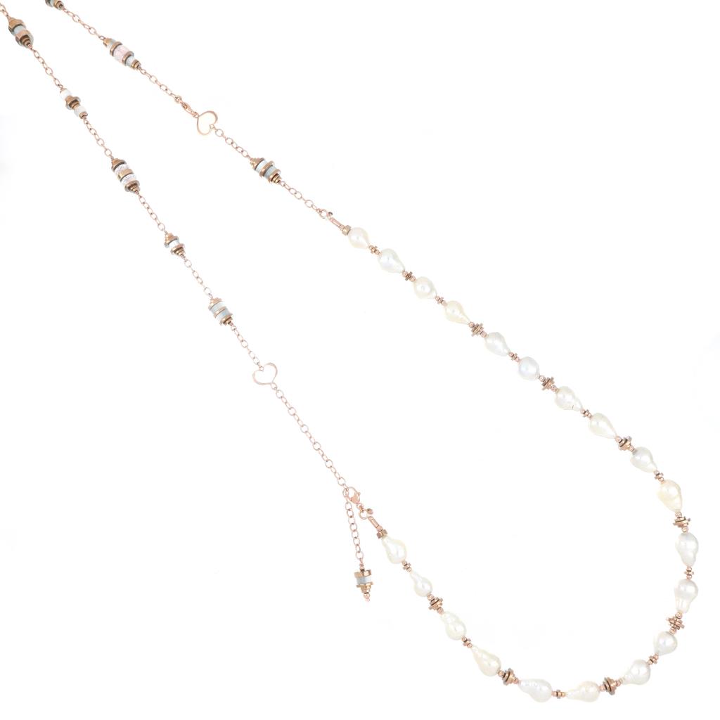 Collana lunga con perle e elementi d