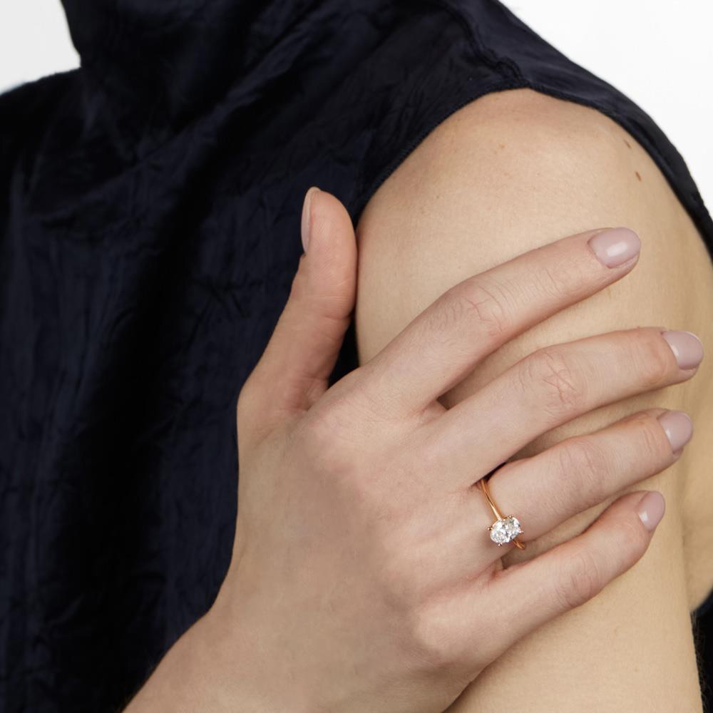Anello di fidanzamento con diamante ovale