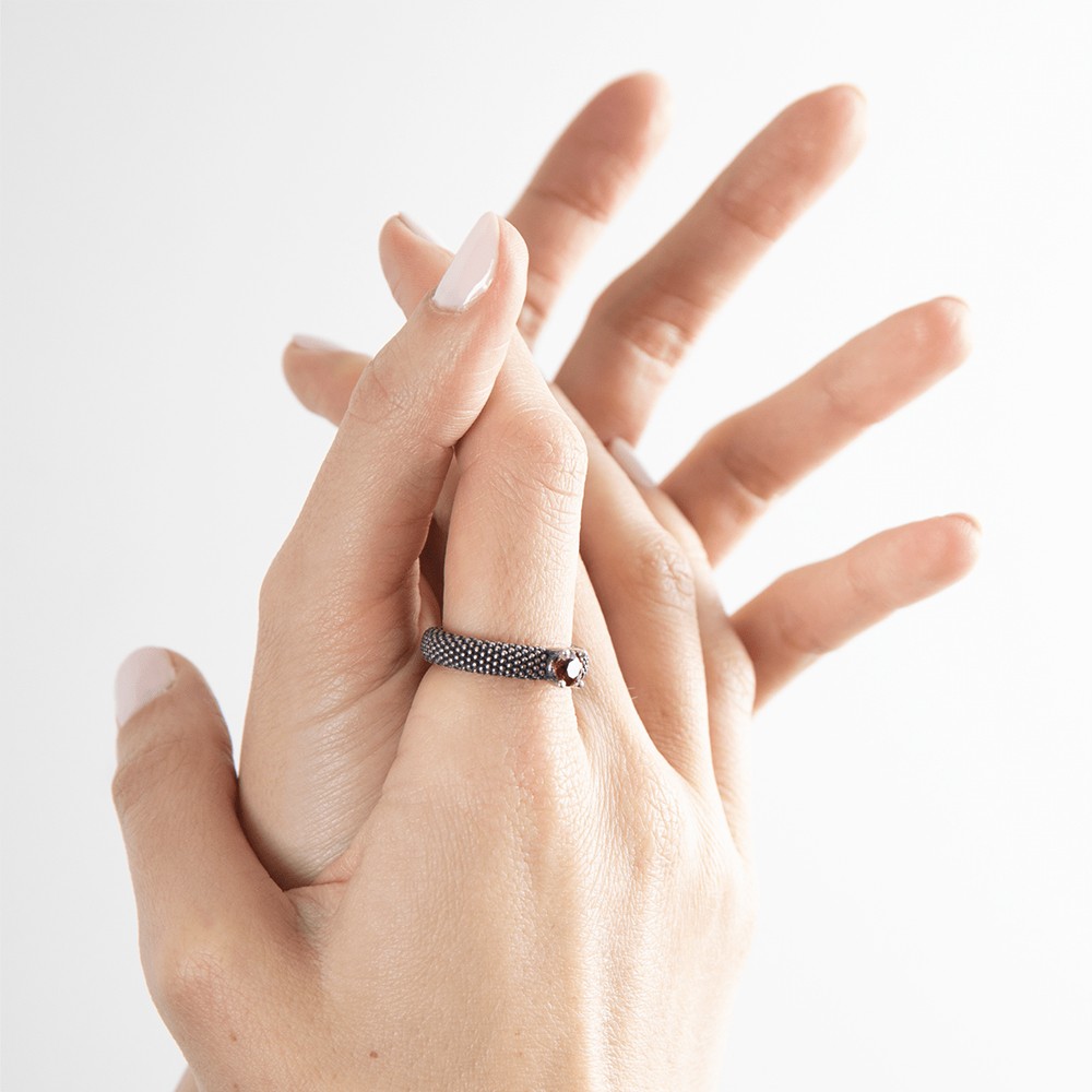  Anello fede solitario puntinata con corindone rosso Nove25 - NOVE25