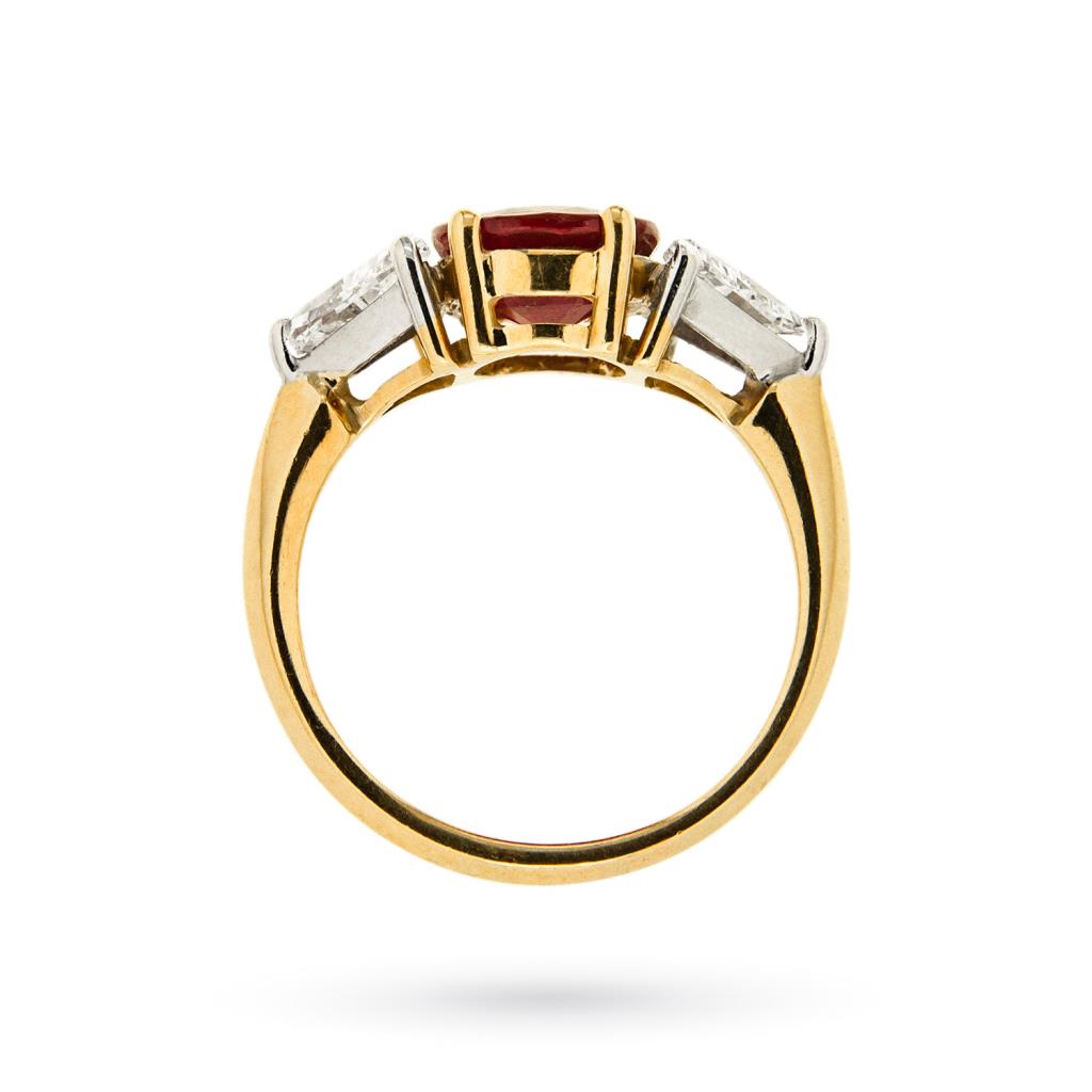  Anello oro giallo rubino ovale e triangoli di diamante - 