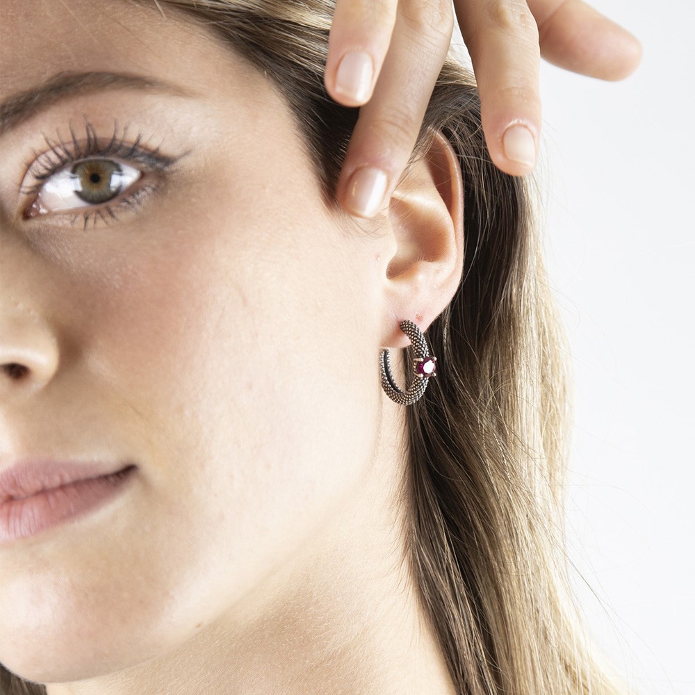 Mono orecchino cerchio pietra rossa puntinato argento 925 - NOVE25