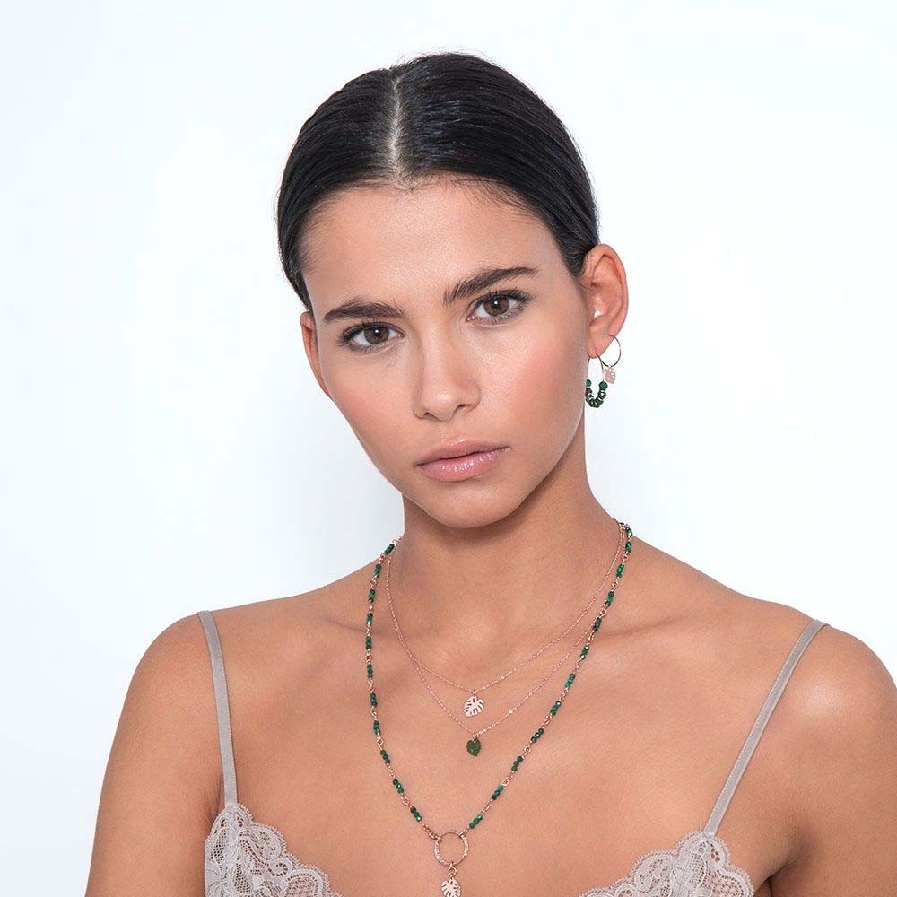 Ragazza con gioielli di malachite indosso