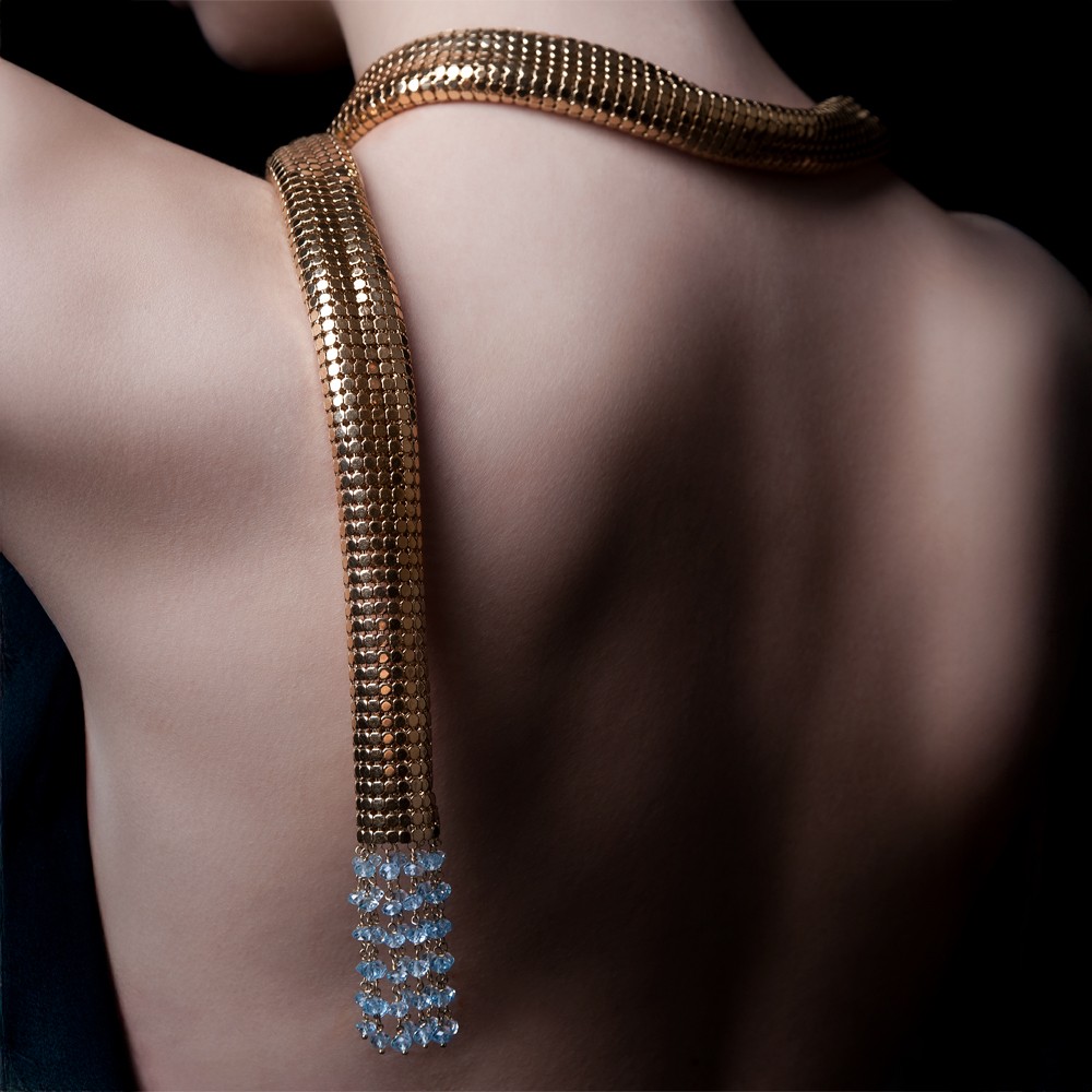 Sciarpa realizzata in oro giallo con acquamarine pendenti