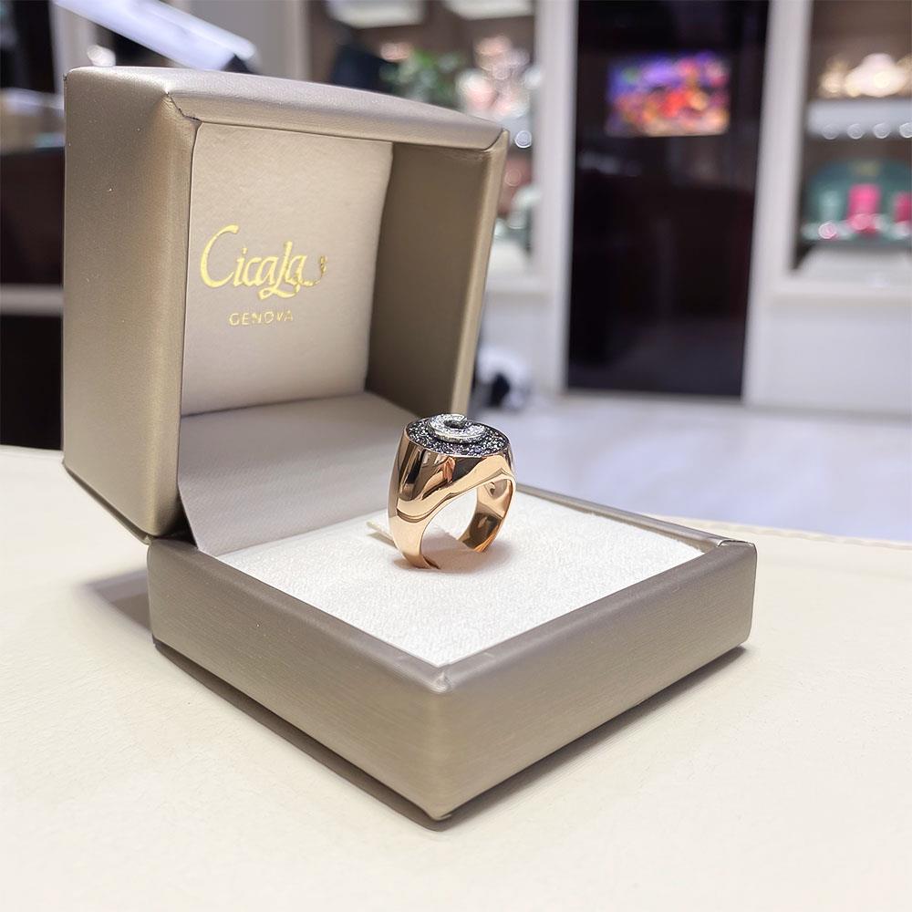  Anello chevalier lettera C diamanti bianchi 0,065ct neri 0,37ct - CICALA