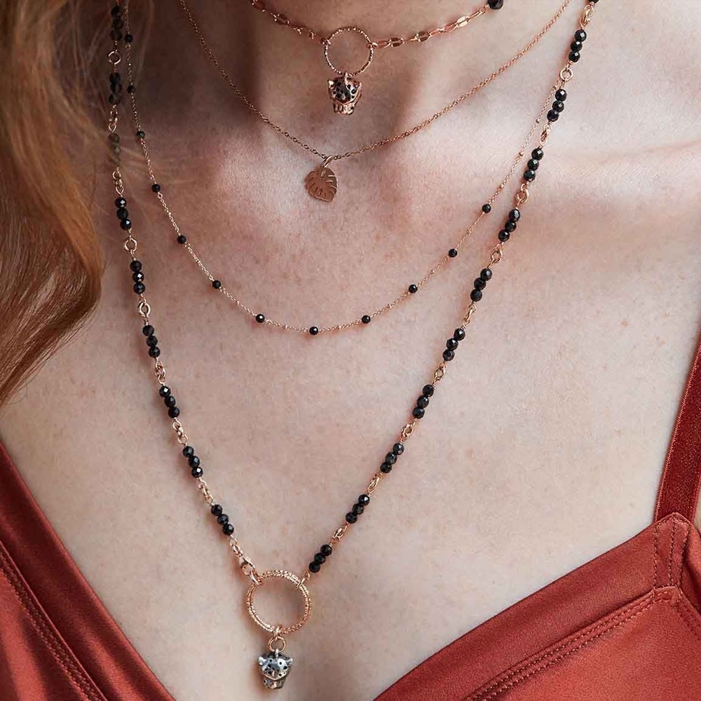 Collana con foglia monstera indossata da modella