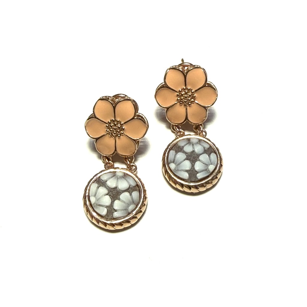 Orecchini Cameo Italiano in argento rosato con chiusura a clip e perno con fiori smaltati e cammeo fiore