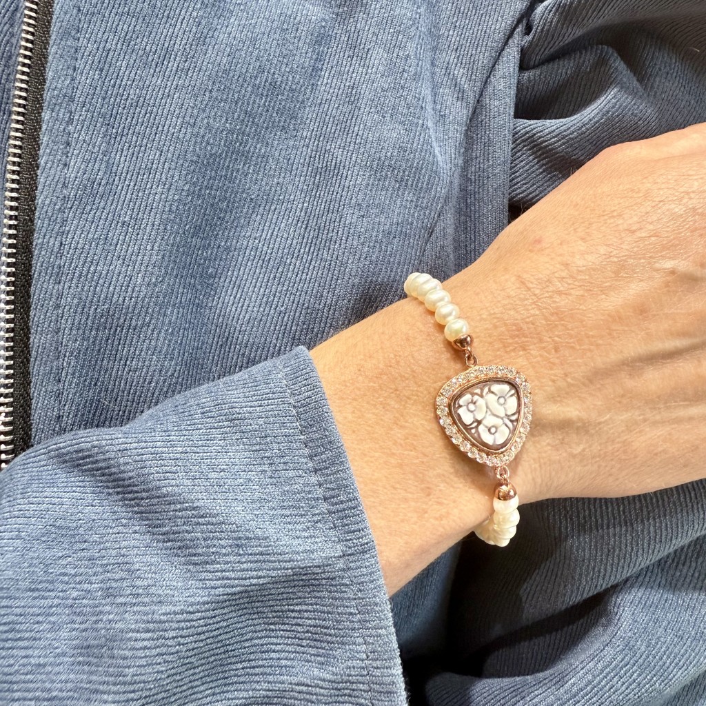  Bracelet with pearl thread central cameo flower and diamonds - CAMEO ITALIANO
