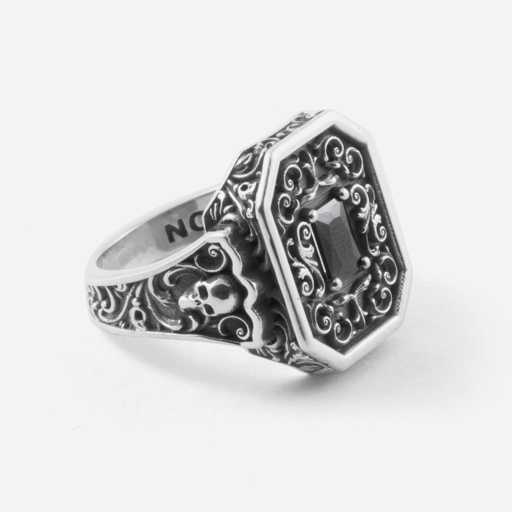  Anello chevalier Nove25 ottagono decorato Clyde argento e pietra nera - NOVE25