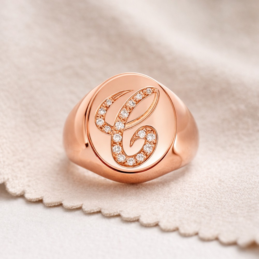 Anello chevalier oro giallo iniziale C corsivo diamanti - LUSSO ITALIANO