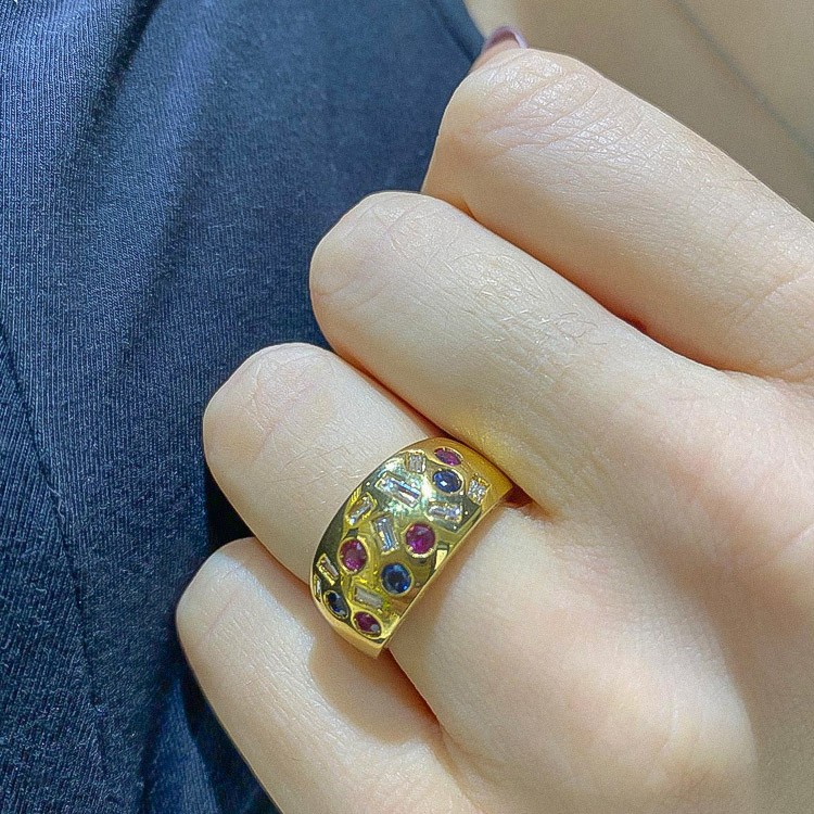 Anello da donna in oro giallo con gemme