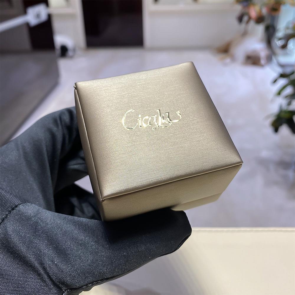  Anello chevalier lettera C diamanti bianchi 0,065ct neri 0,37ct - CICALA