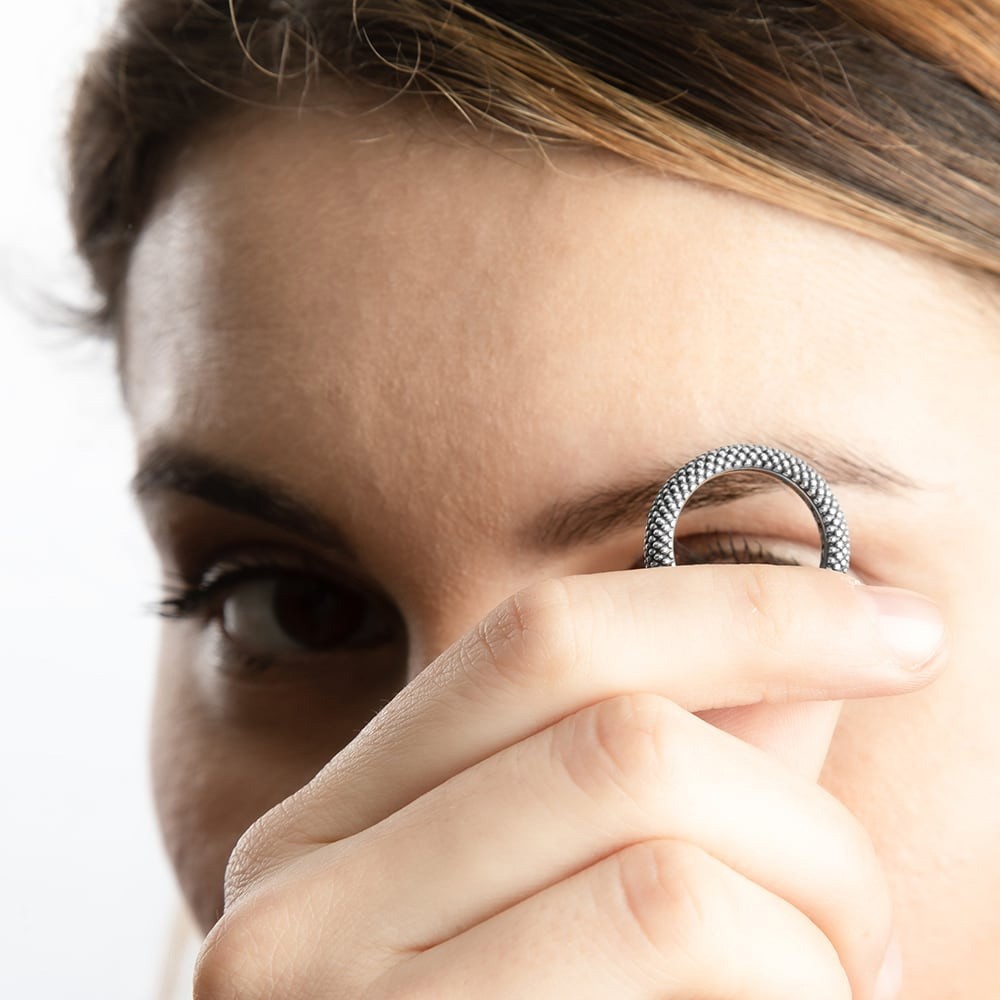 Fede puntinata tenuta in mano da modella