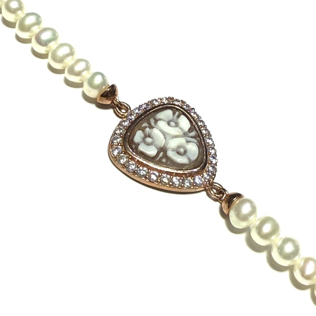 Bracelet with pearl thread central cameo flower and diamonds - CAMEO ITALIANO