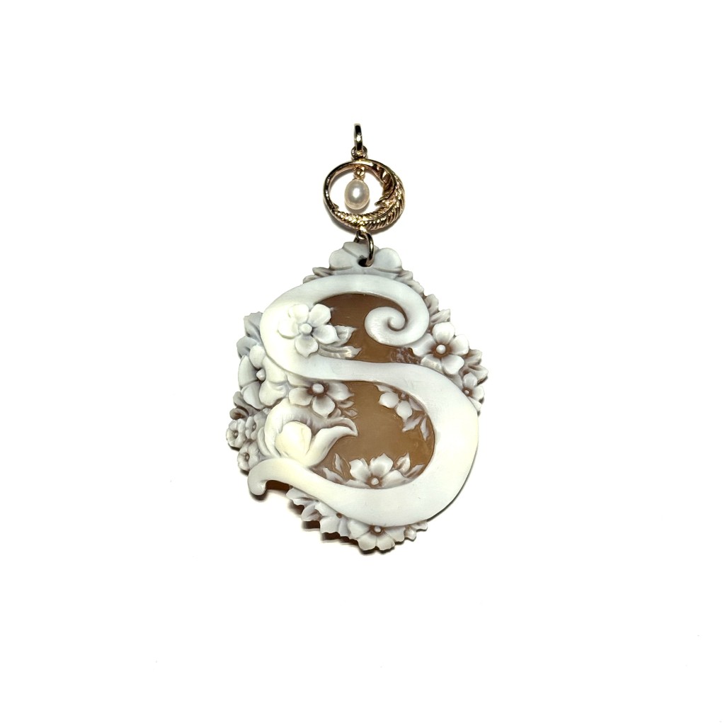 Ciondolo Cameo Italiano in argento rosato con lettera e perla