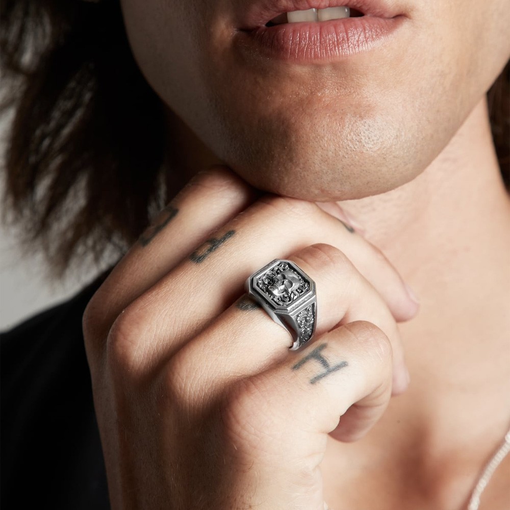 Anello con teschio in argento indossato da ragazzo