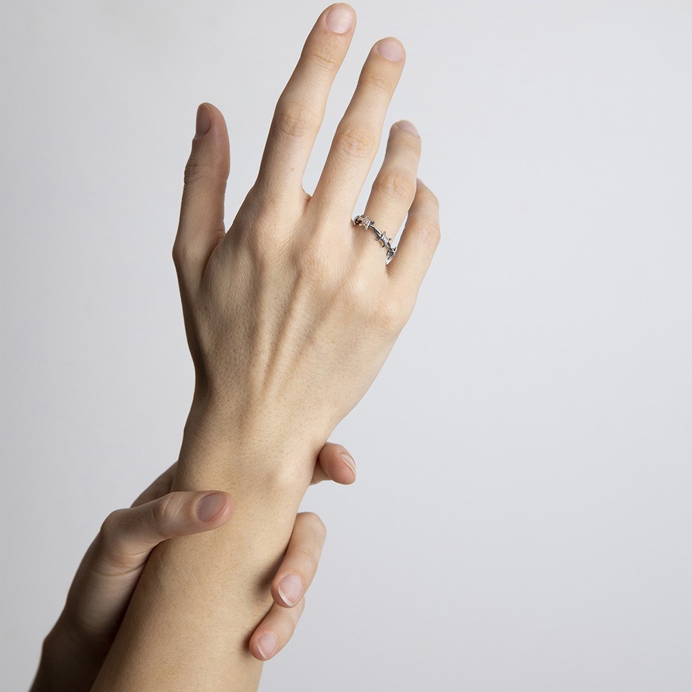 Fedina indossata con design filo spinato