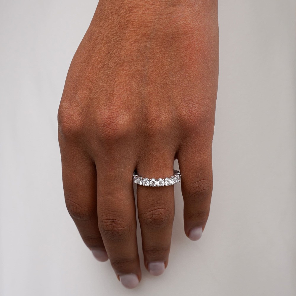 Veretta girodito di oro bianco con diamanti