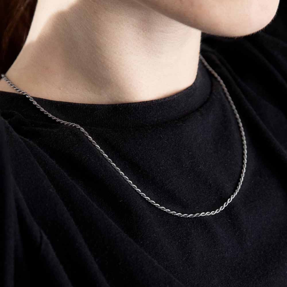 Collana corda 040 Nove25 indossata da donna con scollo ampio